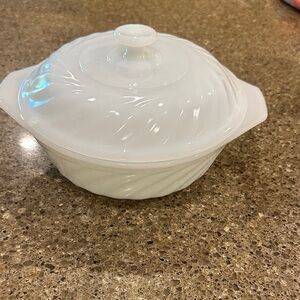 Vintage Anchor Hocking fire king “Swirl” casserole dish 1.5 Qt with matching lid